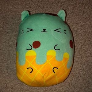 Jumbo Cats VS Pickles